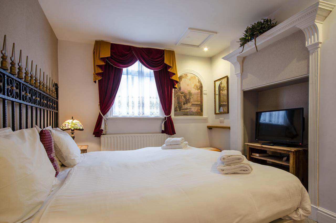 Dukes Folly Отель